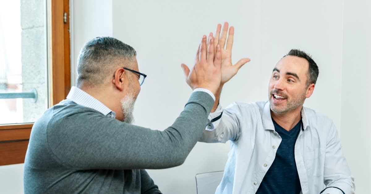 Deux employés se tapent dans la main