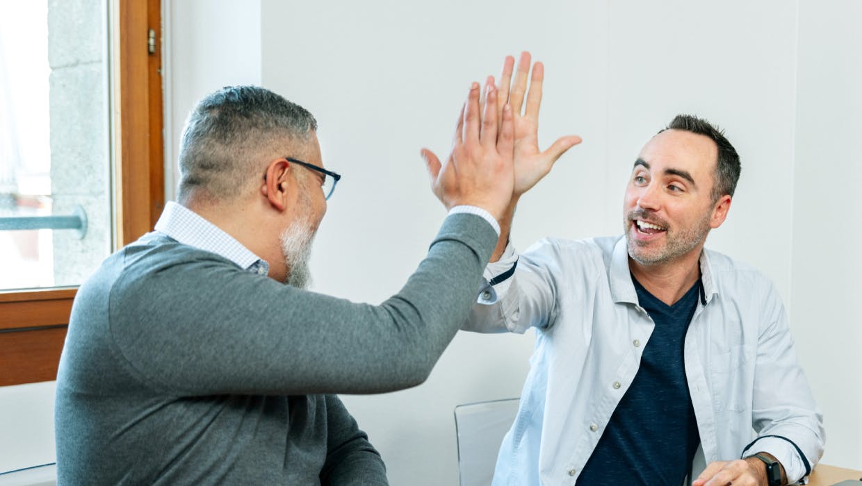 Deux employés se tapent dans la main