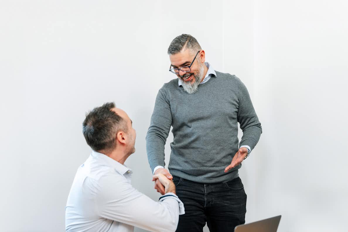 Deux hommes en pleine conversation.