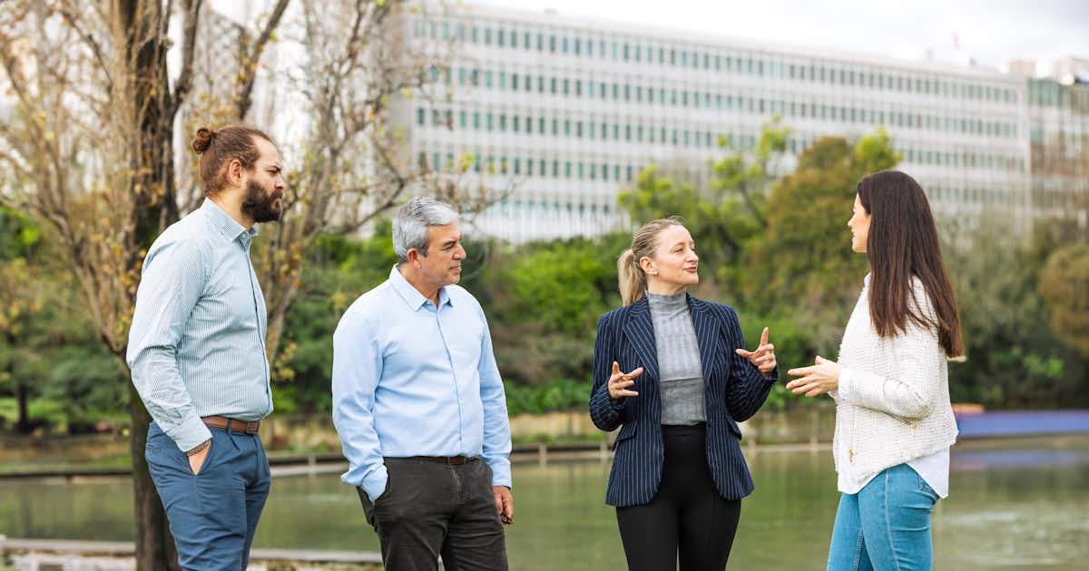 Un groupe de personnes discutant ensemble dans un parc
