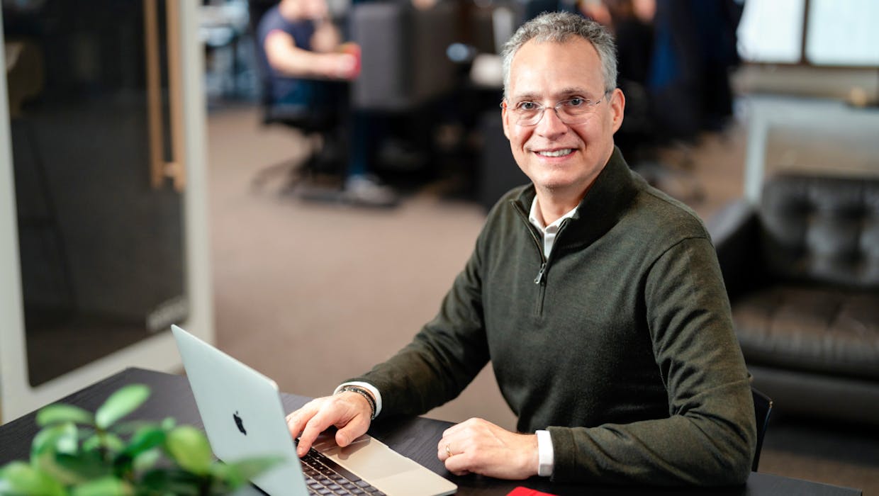 Employé heureux assis à son bureau