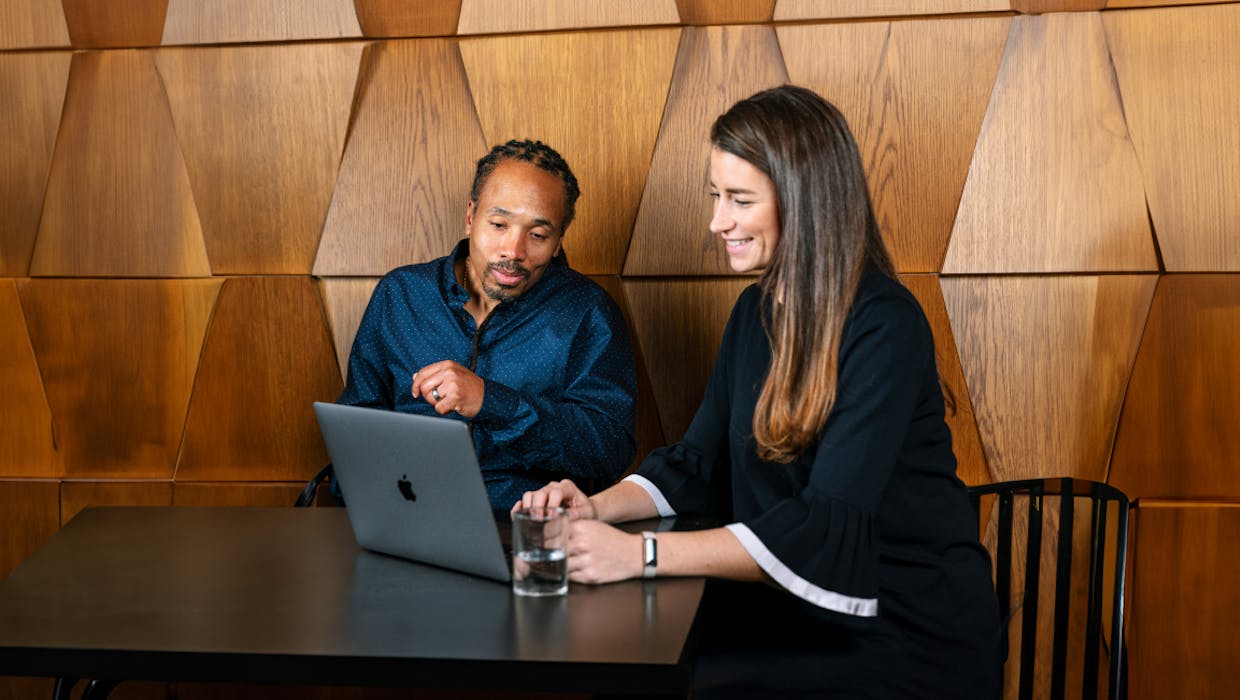Deux employés regardant ensemble un écran d'ordinateur