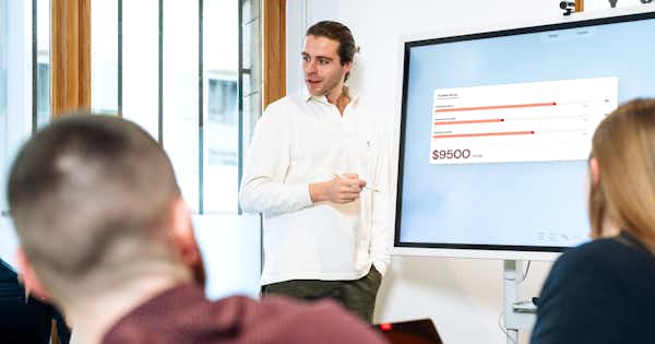 Homme présentant des informations à un groupe