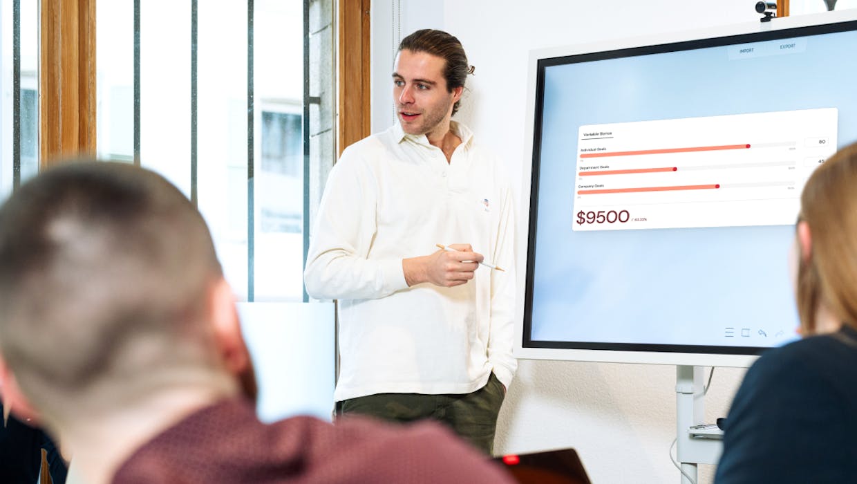 Homme présentant des informations à un groupe