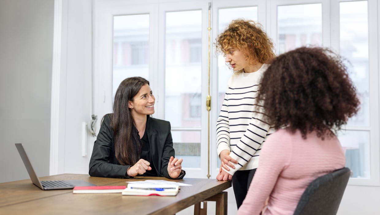 Membres de l'équipe discutant ensemble