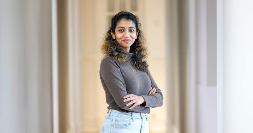 Portrait d’une femme debout, les bras croisés, dans un bureau