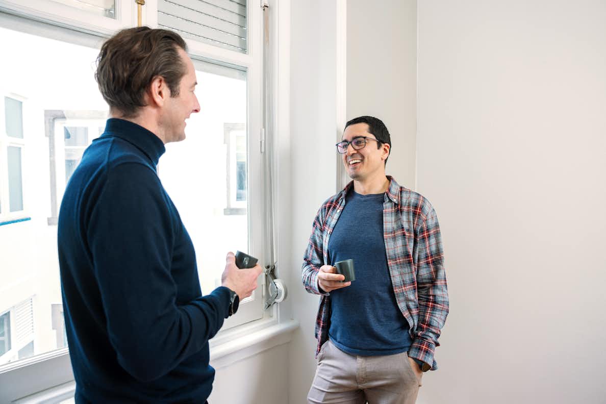 Deux hommes en train de parler.