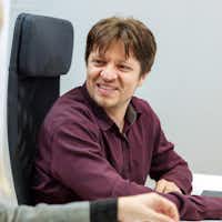 Homme travaillant dans un bureau