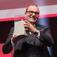 Fabio Ronga recevant un prix