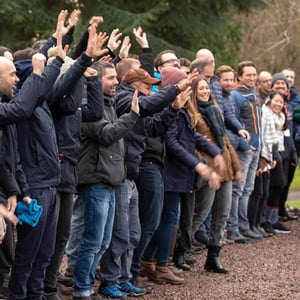 Groupe d'employés qui saluent de la main