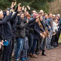 Groupe d'employés qui saluent de la main