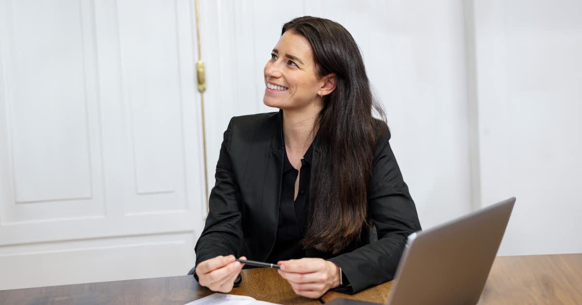 Femme souriant dans un lieu de travail