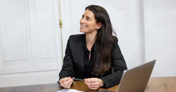 Femme souriant dans un lieu de travail
