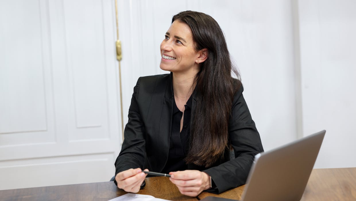 Femme souriant dans un lieu de travail