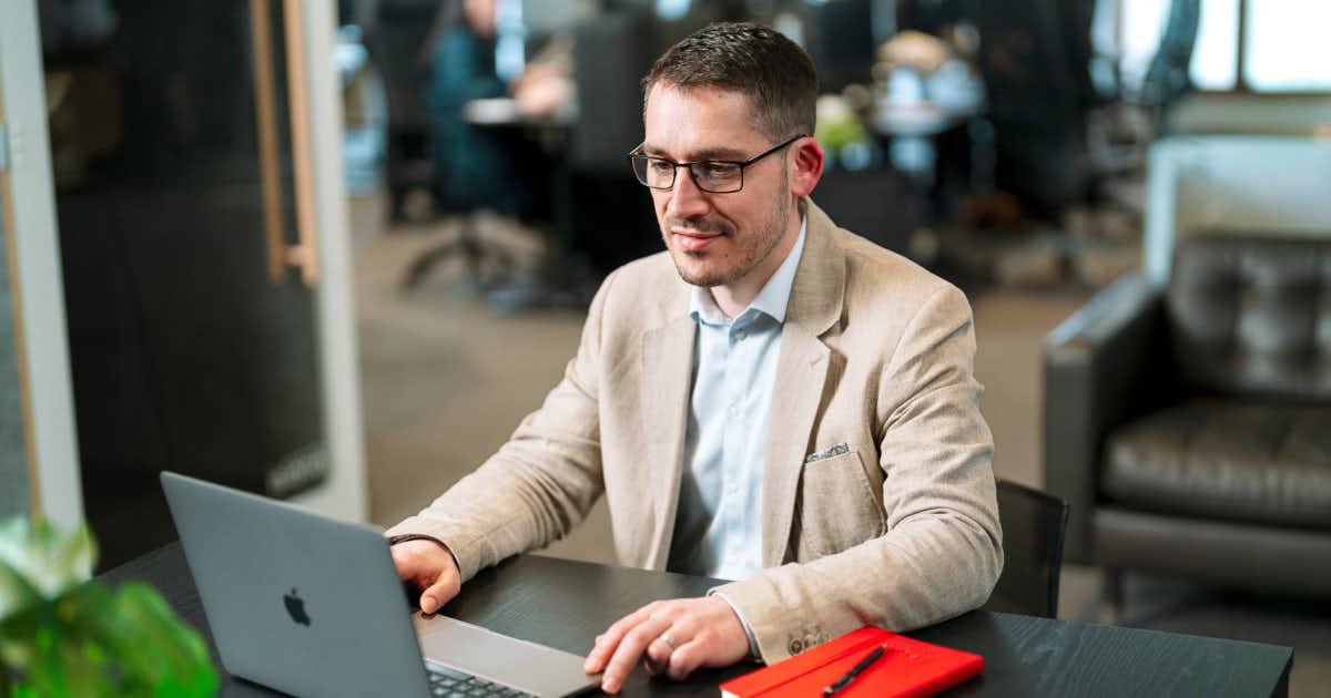 Homme travaillant sur un ordinateur