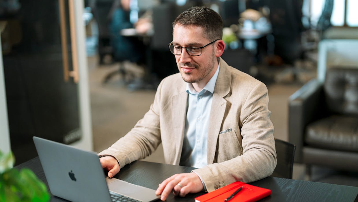 Homme travaillant sur un ordinateur