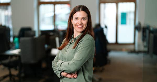 Femme se tenant debout en croisant les bras