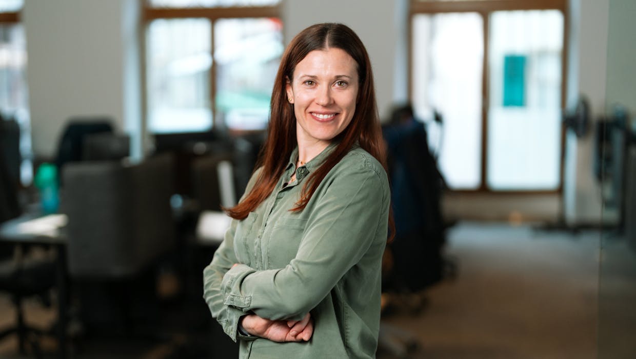 Femme se tenant debout en croisant les bras