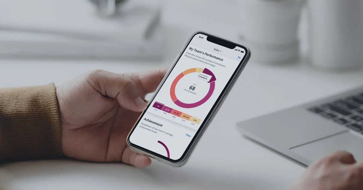Une main tenant un smartphone avec un graphique et des chiffres sur l'écran