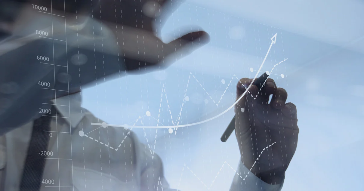 Homme penché sur un tableau où sont inscrits des chiffres