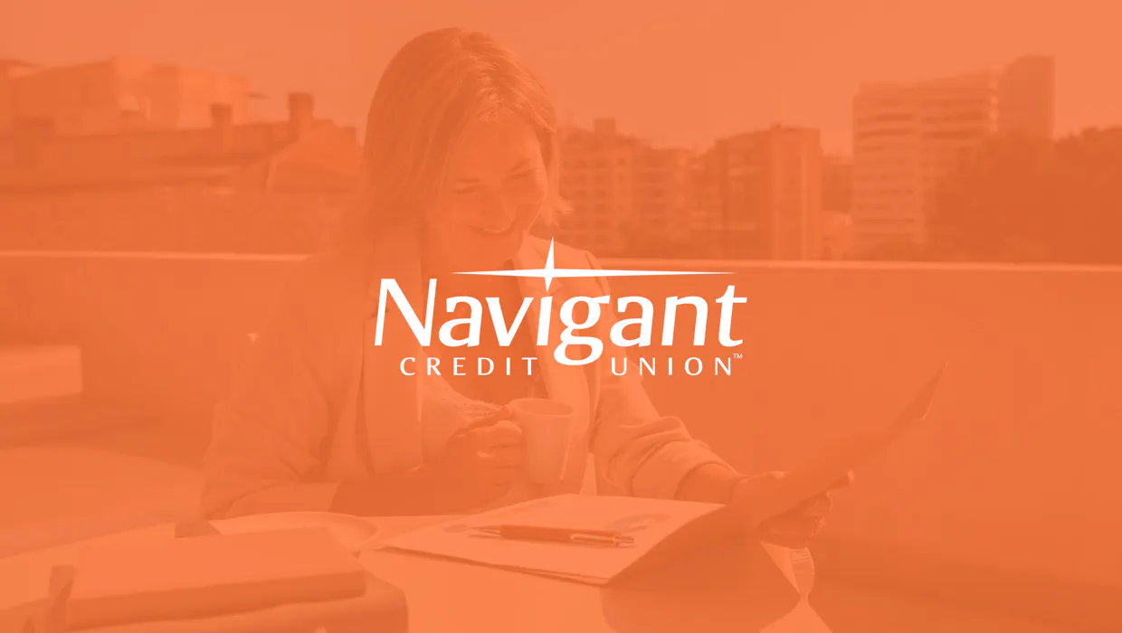 Image avec un filtre orange et le logo Navigant au centre.