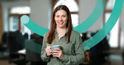Frau im Büro mit Kaffeetasse