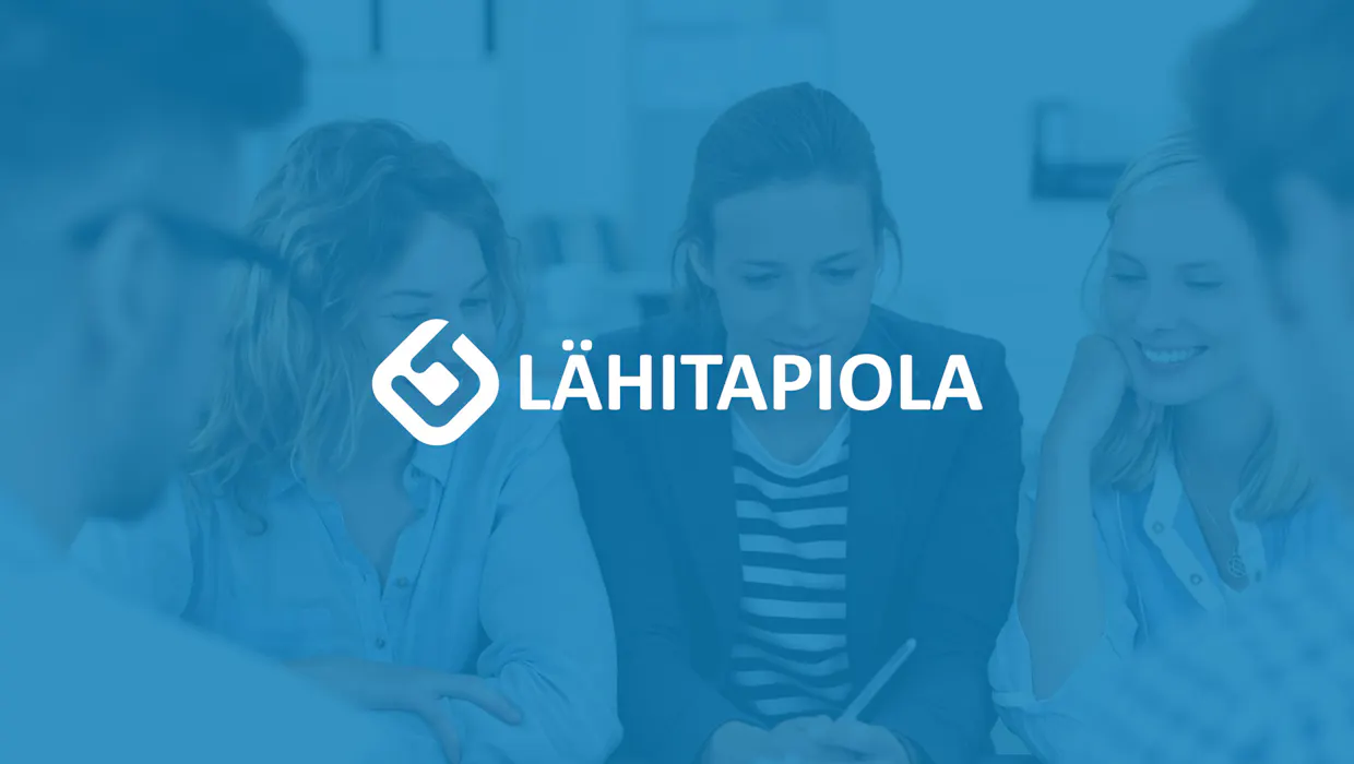 Quatre personnes en discussion, avec le logo Lähitapiola bien en évidence au centre.