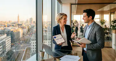 Une femme et un homme au bureau.