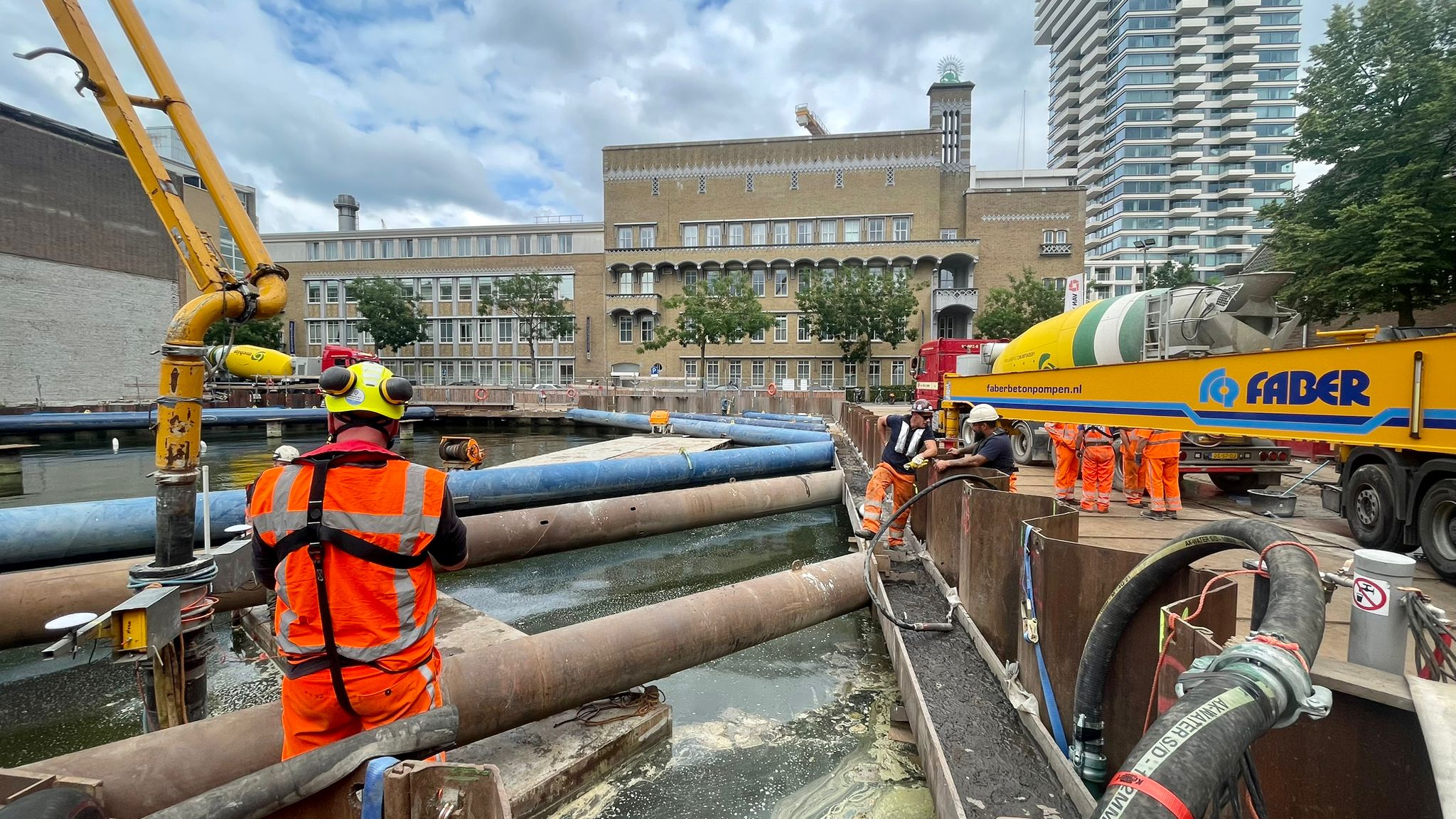 van Bergen Kolpa -  Maasbode完成地基浇筑。 经过拆除、开挖、打板桩和钻孔桩等各项准备措施后，地下室下层基础终于在今日完成了水下混凝土浇筑。地下室和预制上部结构即将开始安装，预计 2026 年完工。