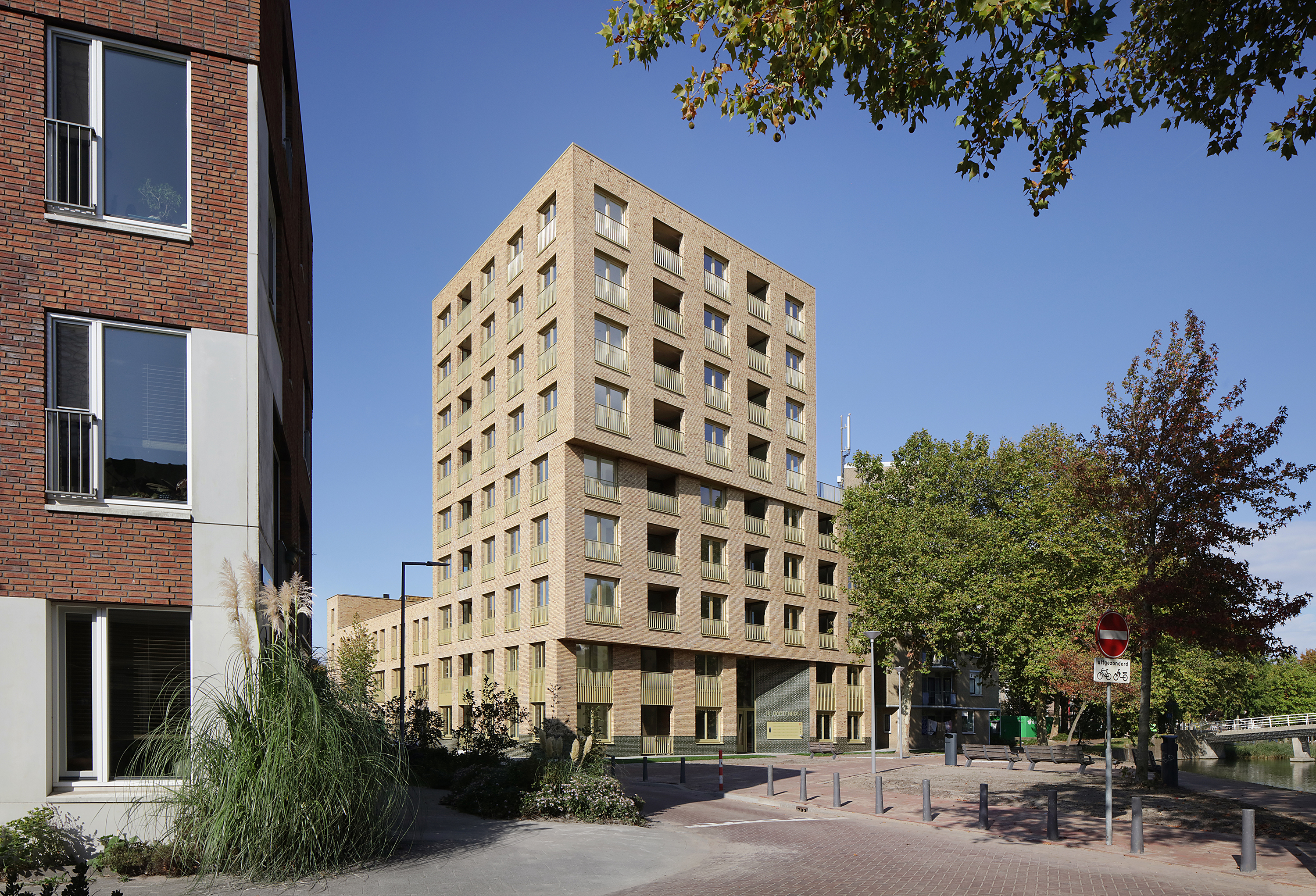 van Bergen Kolpa - With De Hartenrust, van Bergen Kolpa Architects delivers a new social housing building on the bend of the River Rotte in Rotterdam. Read our newsletter about the project here.