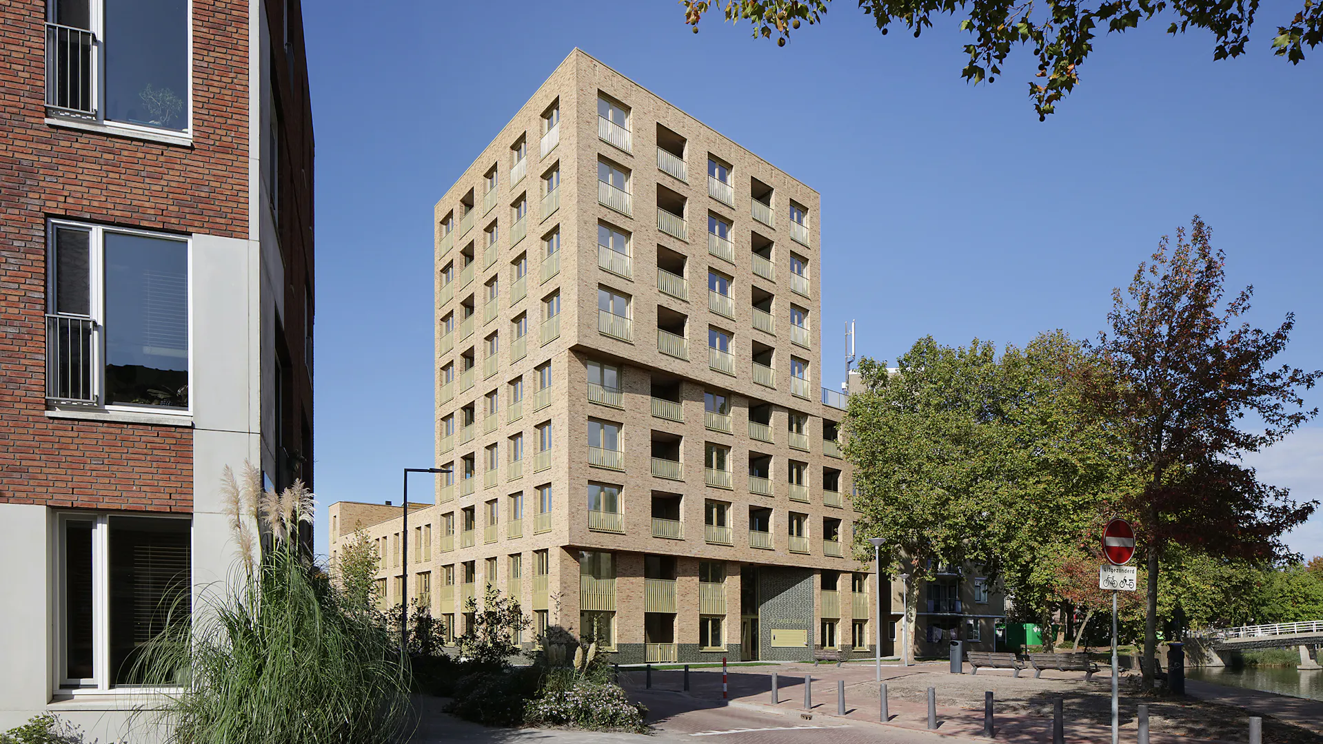 van Bergen Kolpa - With De Hartenrust, van Bergen Kolpa Architects delivers a new social housing building on the bend of the River Rotte in Rotterdam. Read our newsletter about the project here.