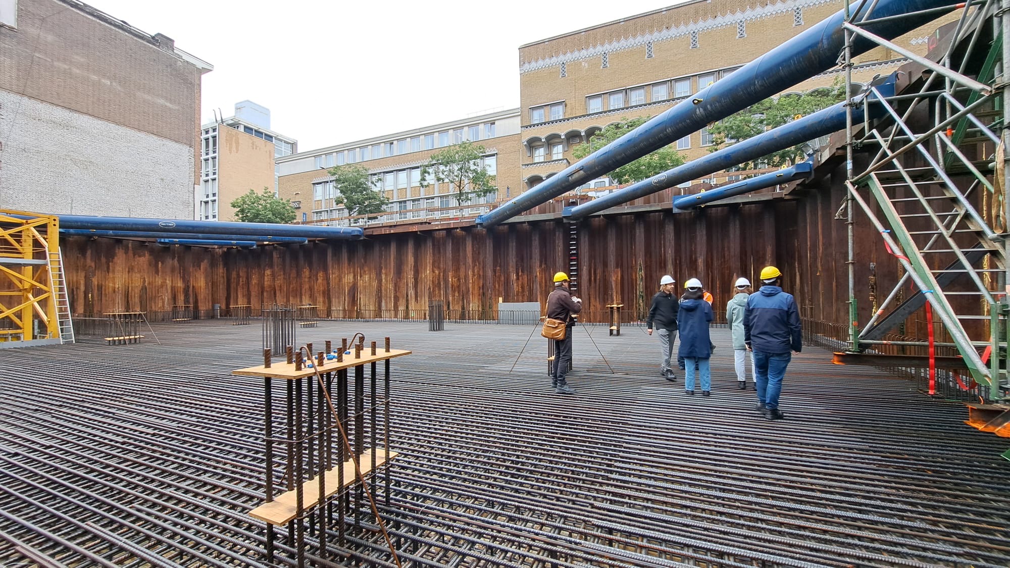 van Bergen Kolpa - Architect Rutger Aaftink of van Bergen Kolpa gives a lecture and tour of the construction site of the Maasbode for the Real Estate Society Rotterdam Rijnmond.