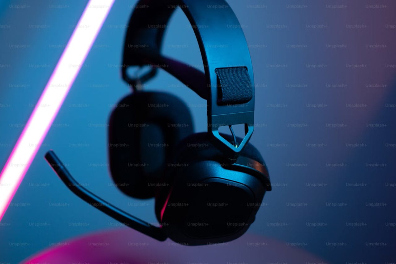 Headset gamer em destaque com cores rgb ao fundo