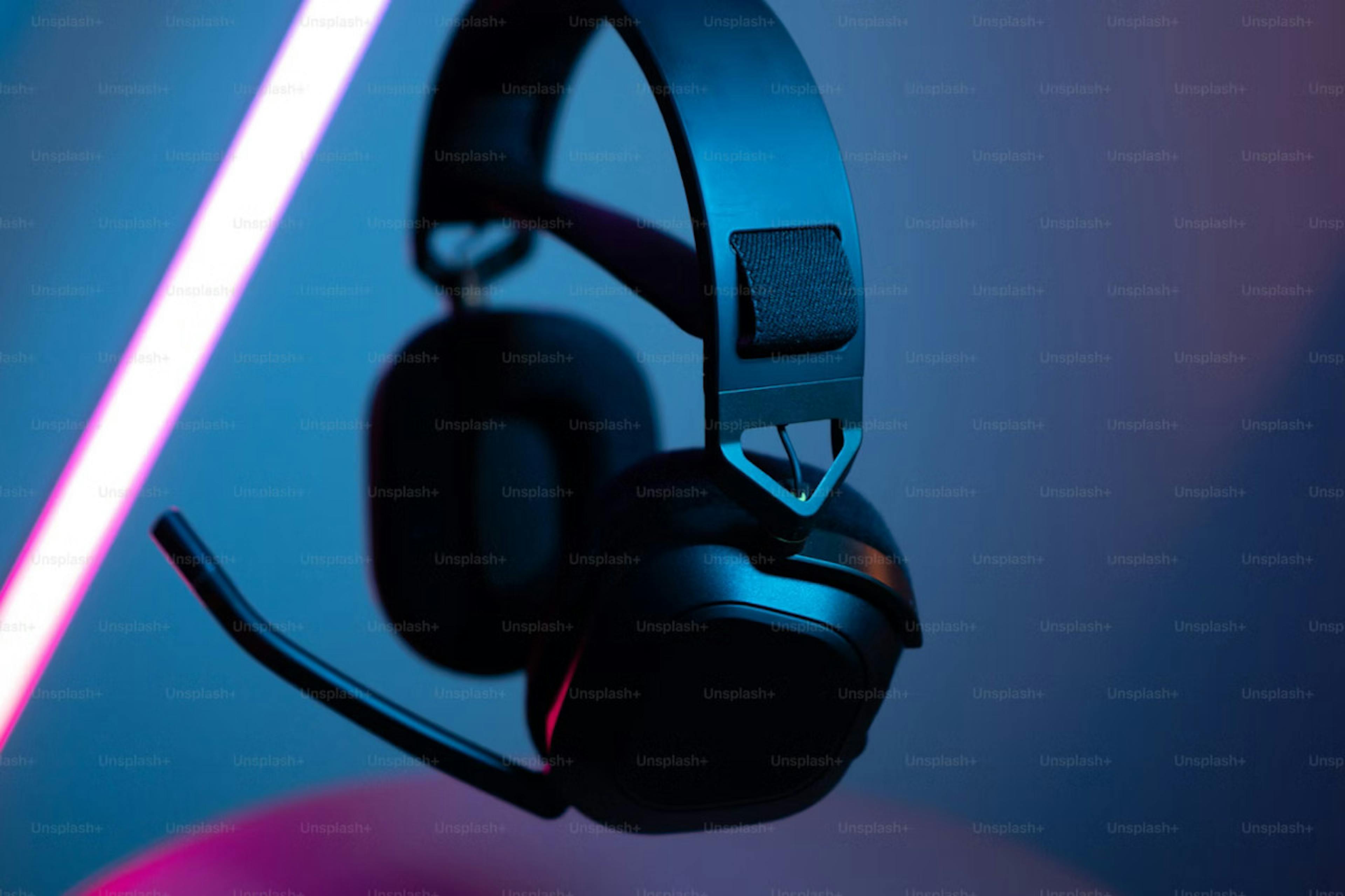 Headset gamer em destaque com cores rgb ao fundo