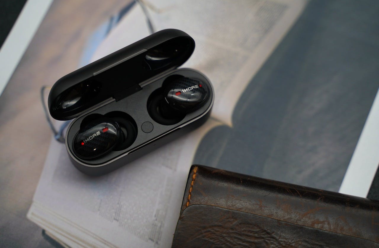 Fone bluetooth sem fio em cima de um livro