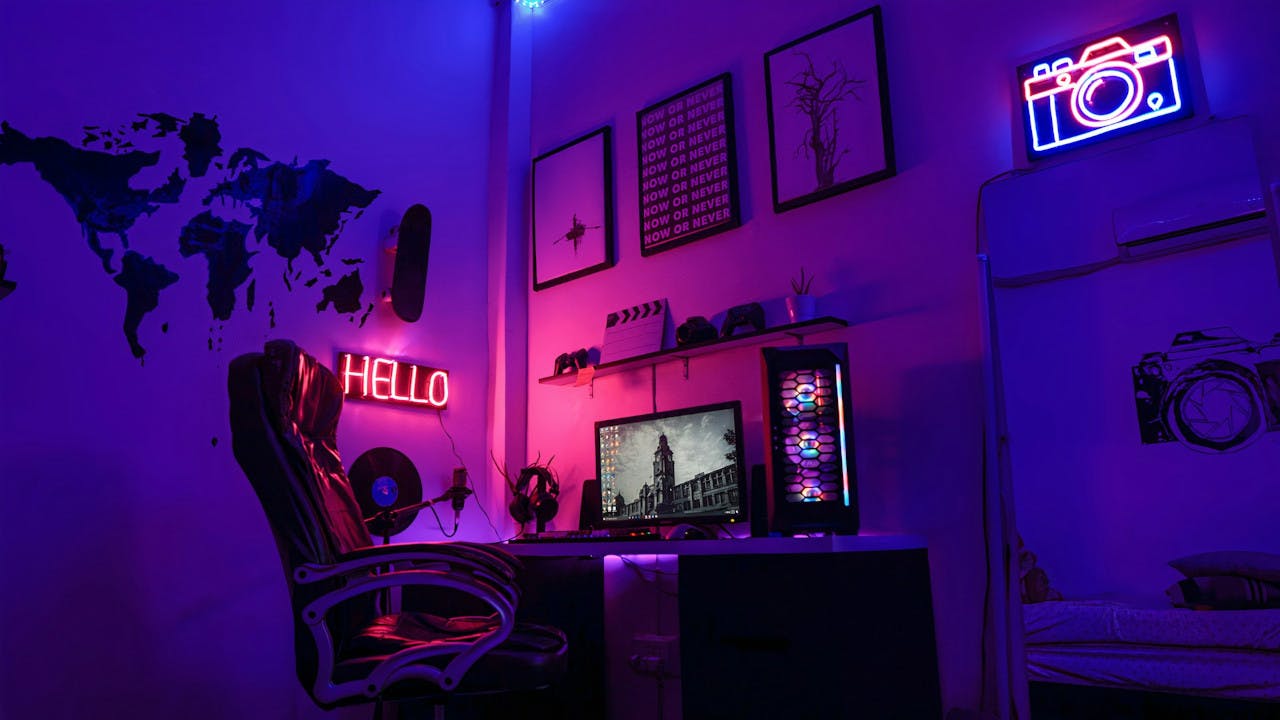 Quarto escuro com foco em uma cadeira e um computador gamer