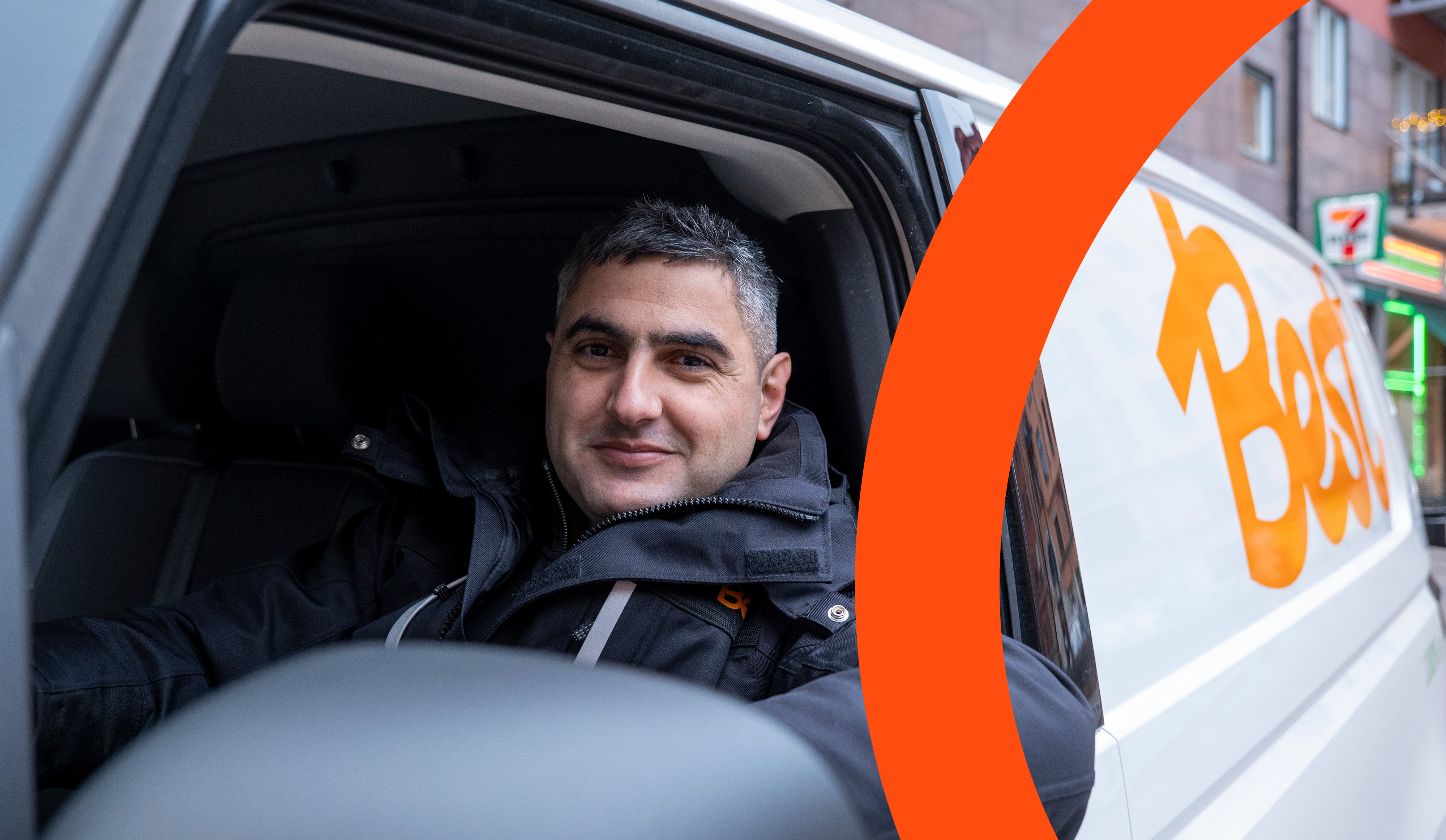 Budbilschaufför i budbil från Best 