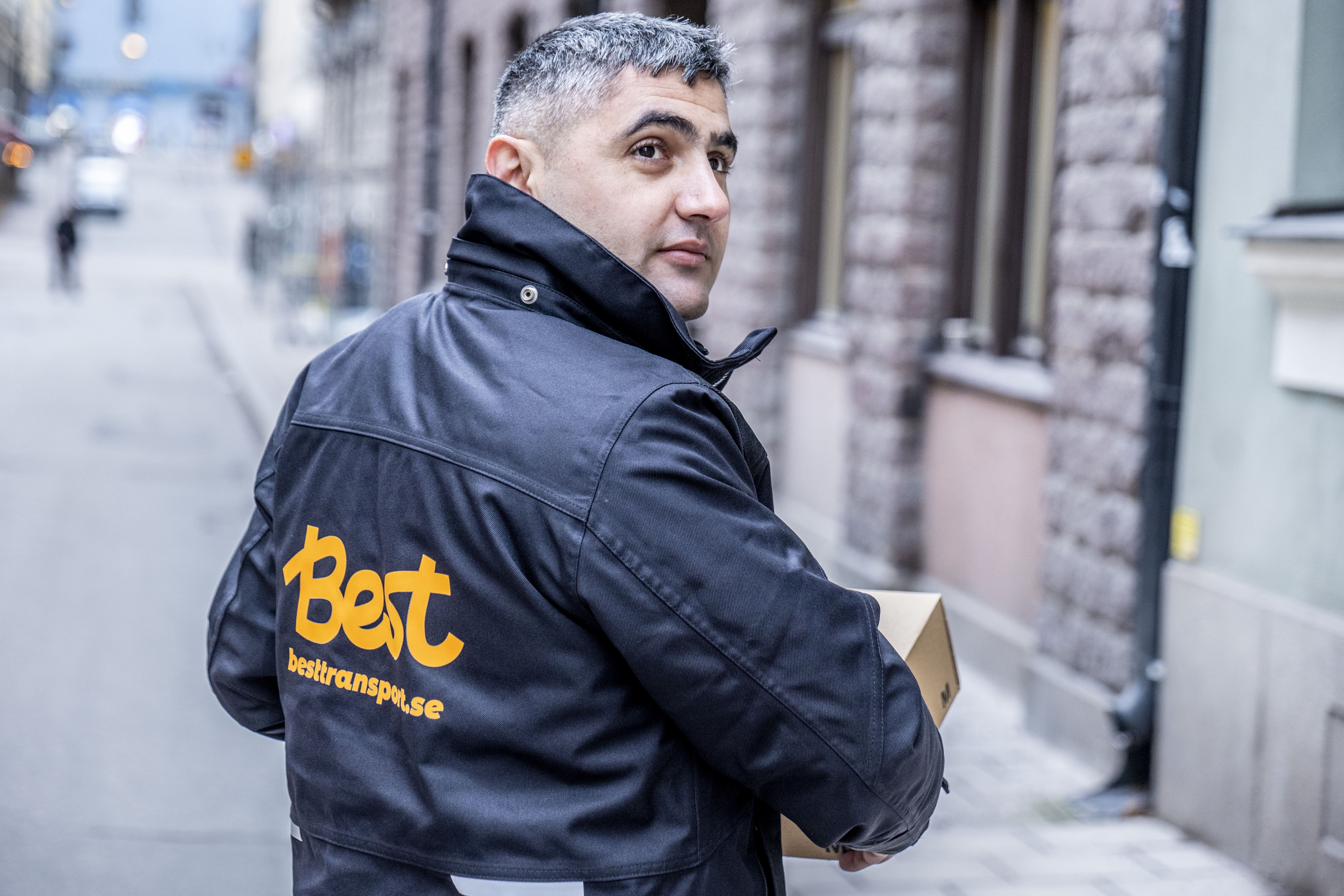 Chaufför från Best levererar ett bud