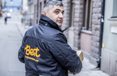 Chaufför från Best levererar ett bud