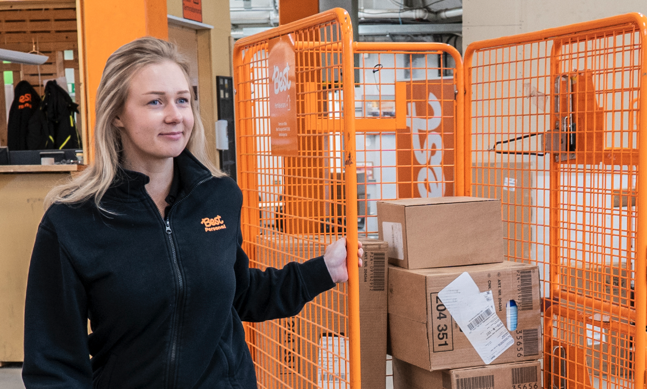 Medarbetare på lager hos Best.