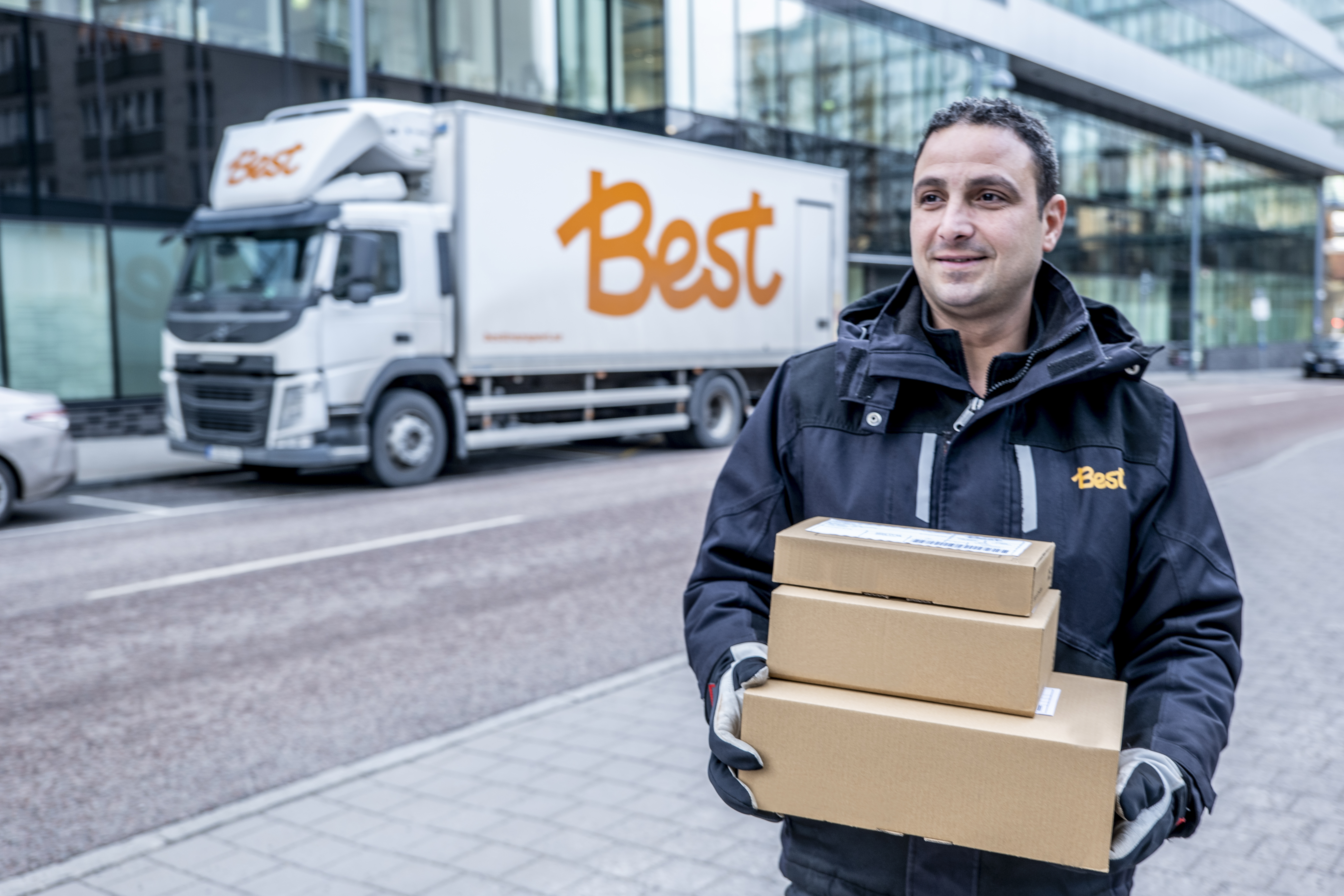 Distribution med Best, medarbetare med leverans.