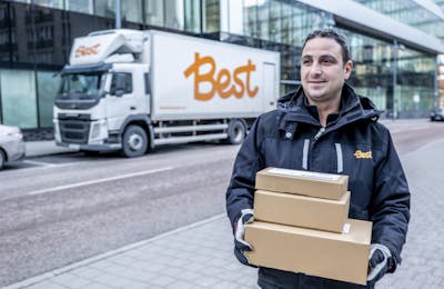 Distribution med Best, medarbetare med leverans.