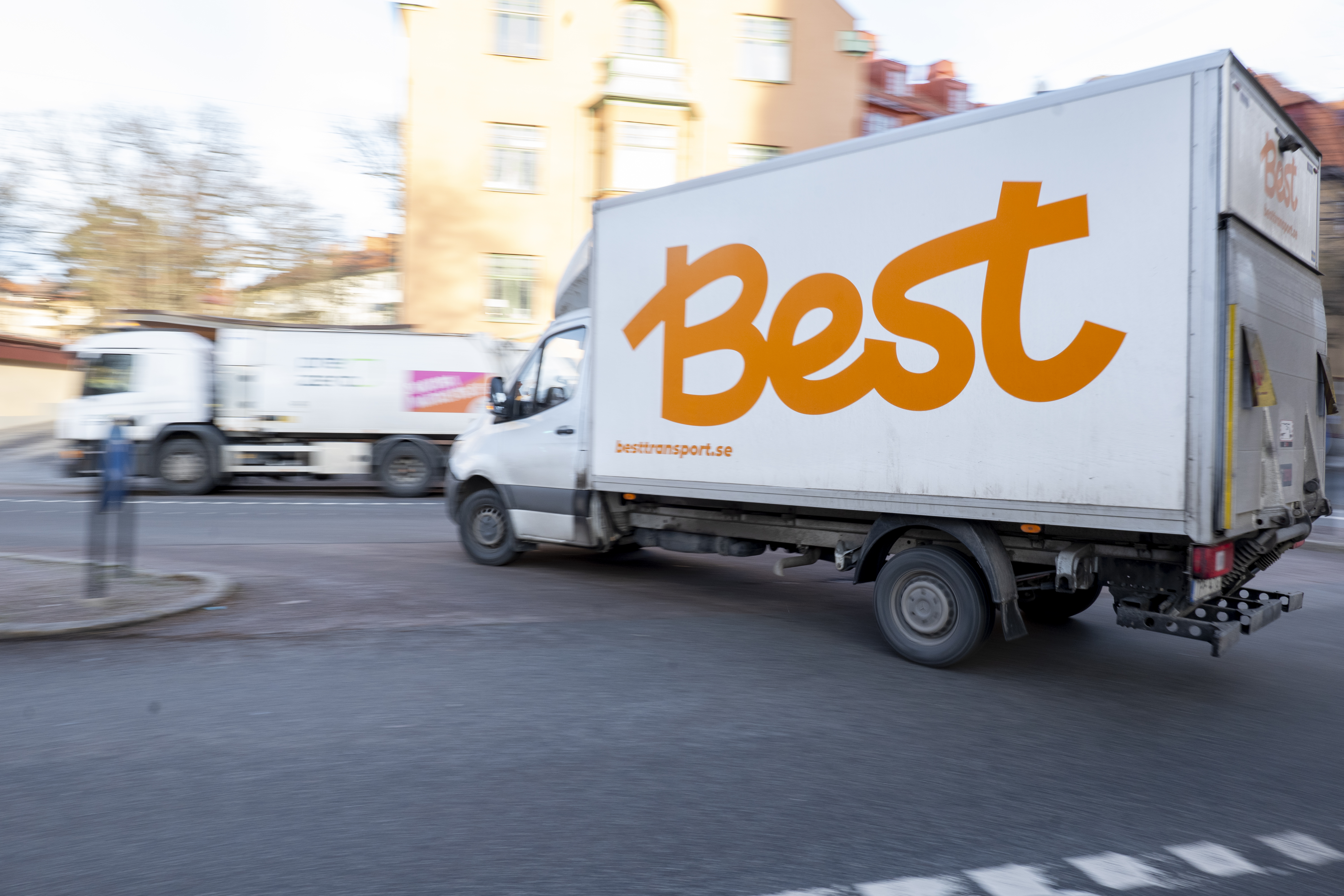 Best lätt lastbil med logotyp, parkerad.