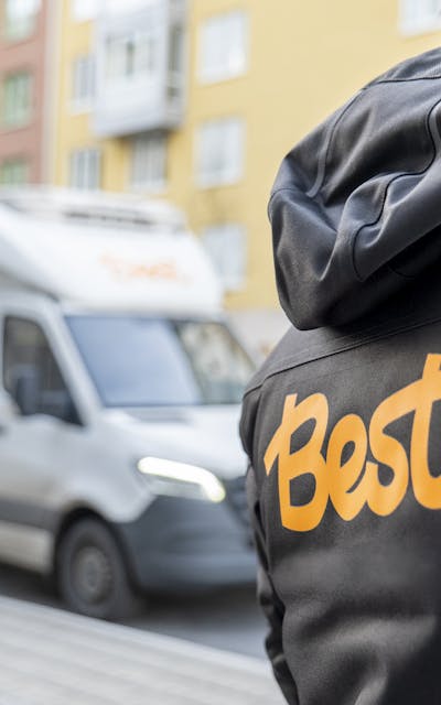 Best lastbil och chaufför med logo på ryggen