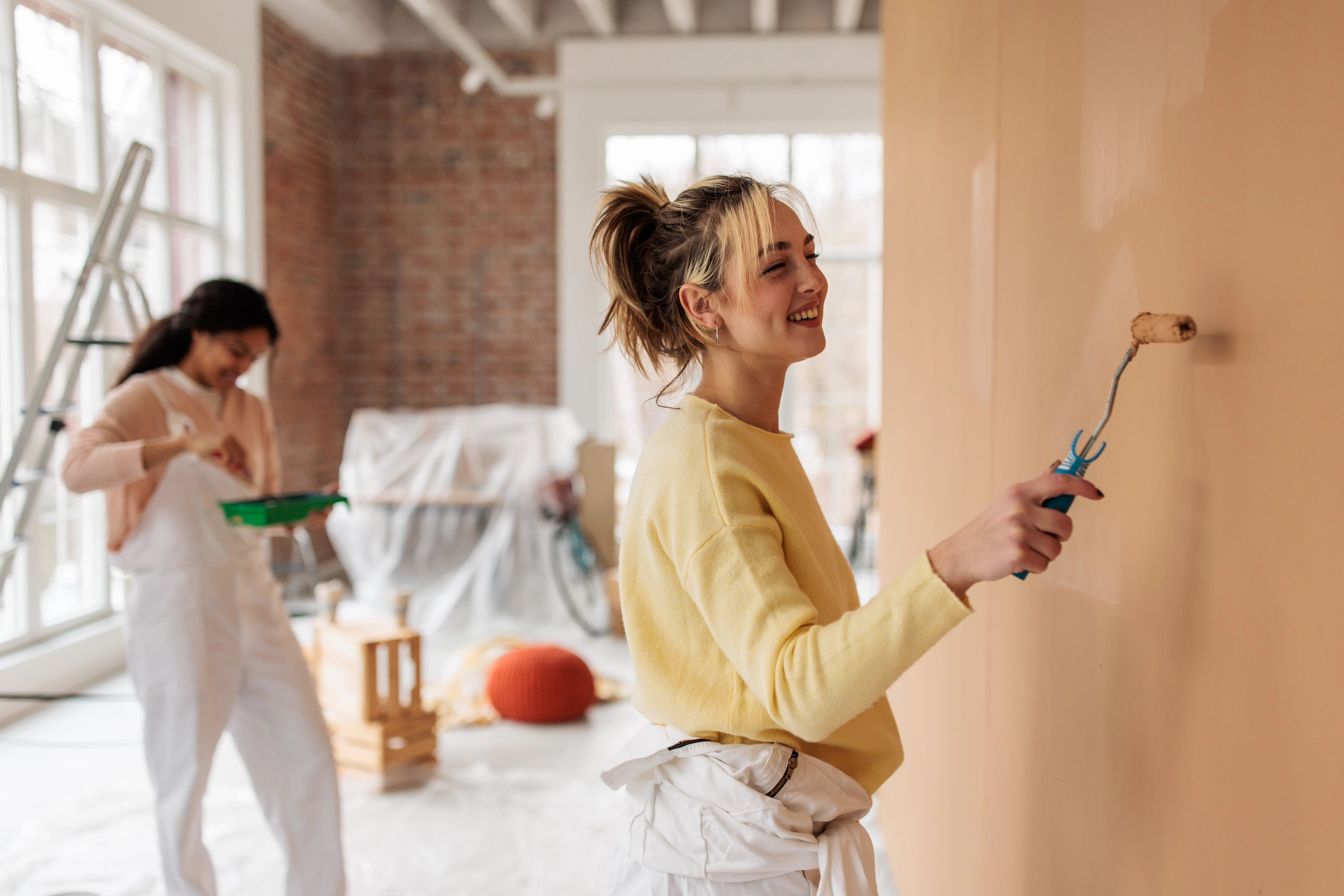 Femmes en train de peindre pour illustrer le transfert de PEA (Plan épargne actions) et la gestion d'investissement