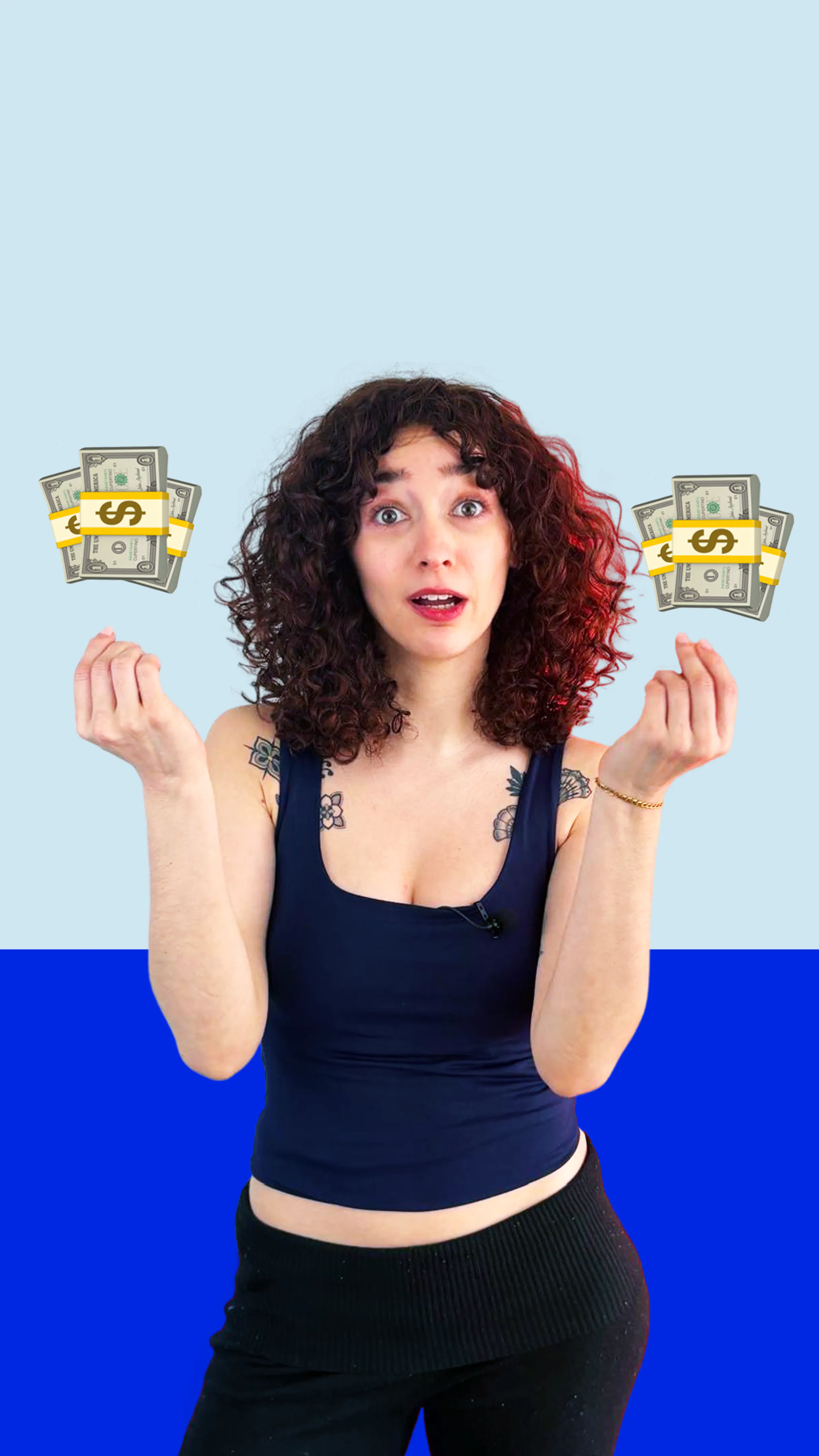 Une femme tient des liasses de billets 