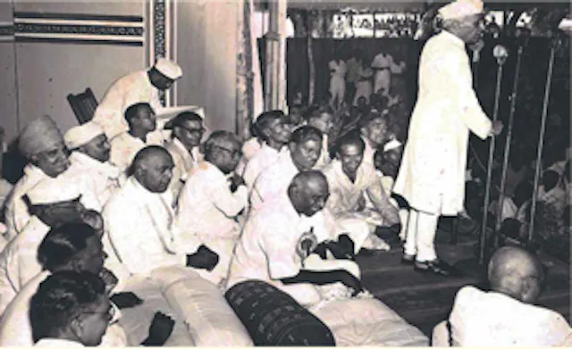In the presence of Pandit Jawaharlal Nehru, first Prime Minister of India: Apparently Nehru was so intrigued by Lalchand Dadha’s personality that he once walked upto him and introduced himself. Thus began a friendship wherein Nehru had jestfully also suggested to Lalchand Dadha to consider his offer of becoming the Finance Minister of India.