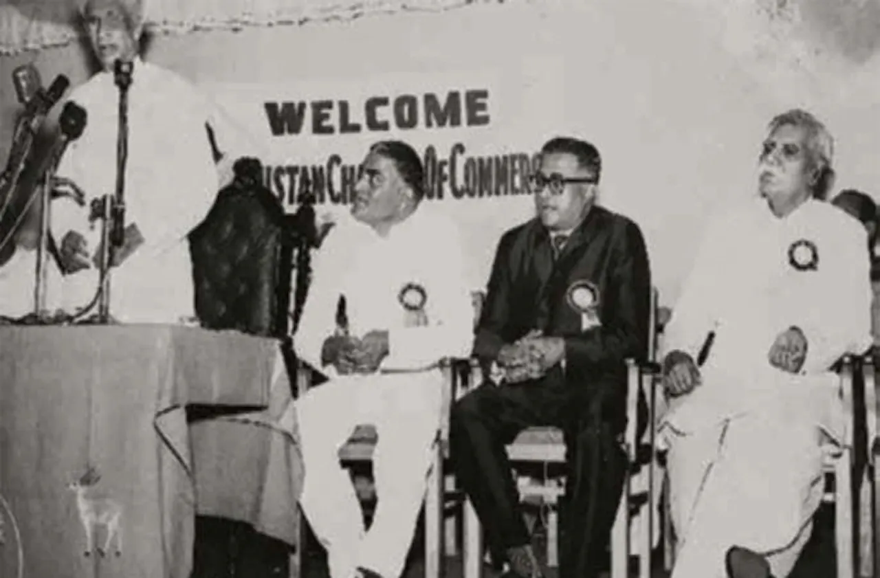 The Second President of India delivering a speech at the HCC premises during S.Lalchand Dadha's tenure as President