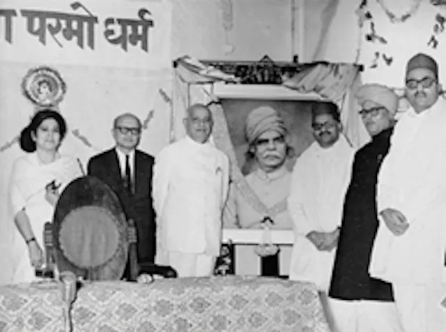 His Excellency Dr. P.V. Cherian, Governor of Bombay with S. Lalchand Dadha's sons and other personalities at the unveiling of his portrait at S.J.M.R.C. Hospital, a year after his death