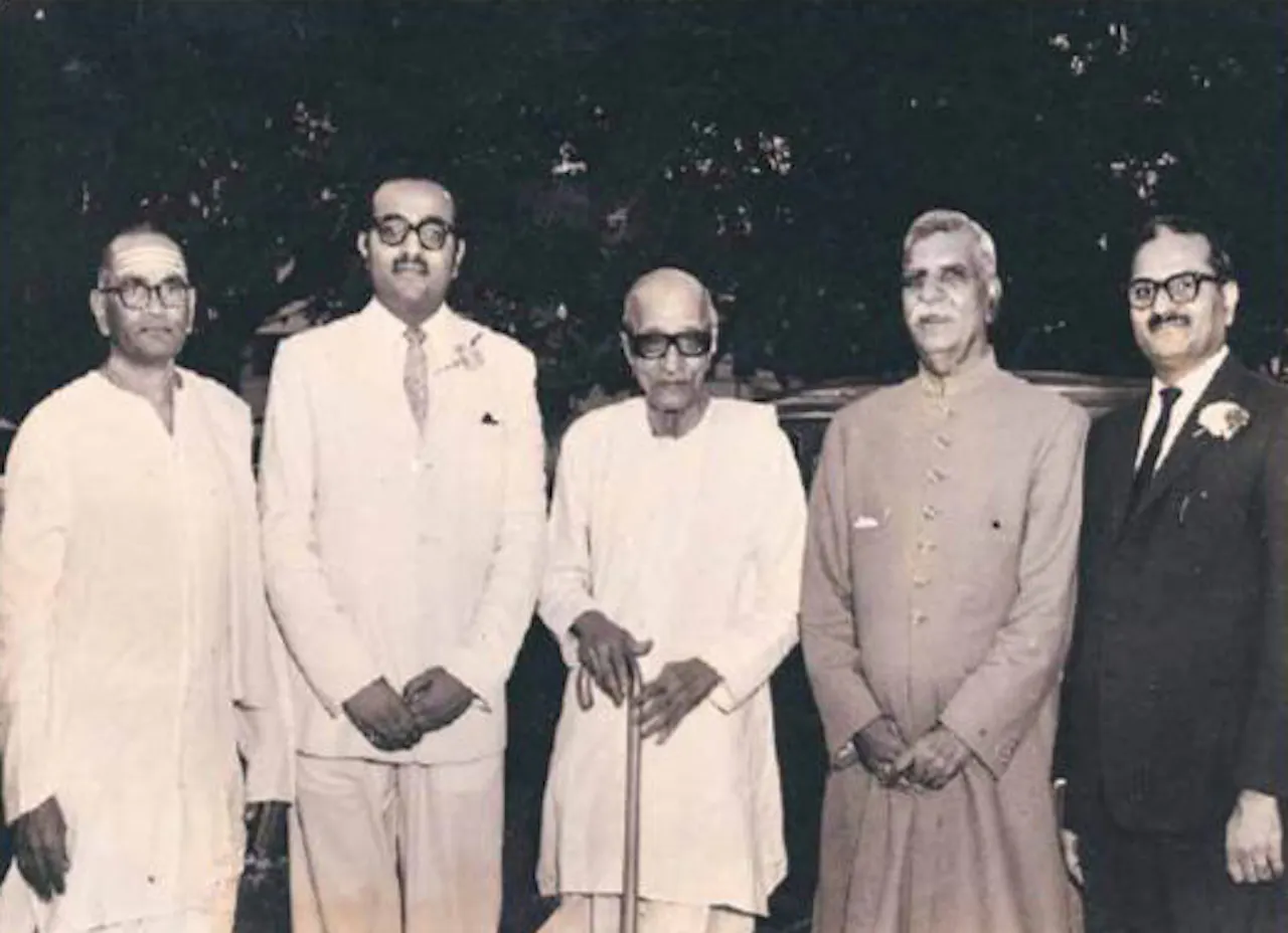 Welcoming C.Rajagopalchari along with father Lalchand and brother Mohanchand, at Dadha & Co's Golden Jubilee Celebration function